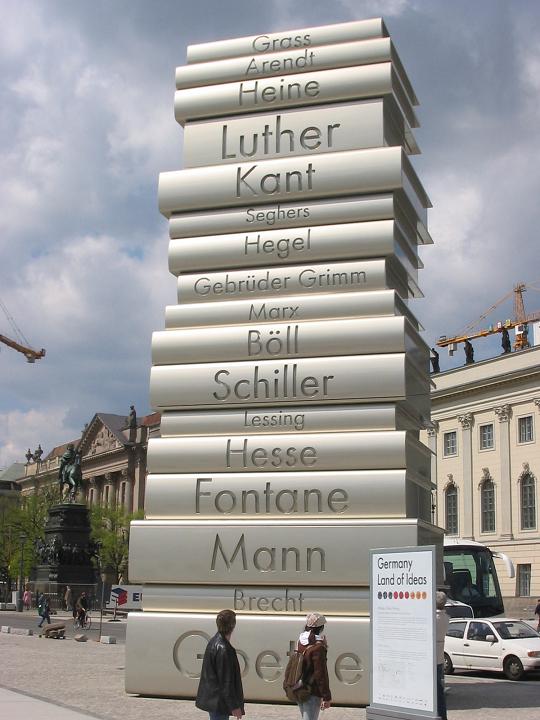 상상력을 자극하는 베를린 베벨 광장의 책 조형물 (ⓒ리엔하르트 슐츠)