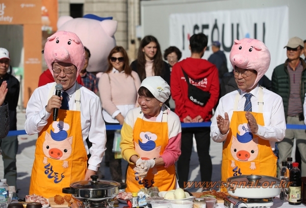 지난 1일 오후 서울광장에서 열린 '한돈살리기 쿡(cook)' 행사에서 이재명 경기지사가 인사말을 하고 있다. / 사진=경기도청 제공