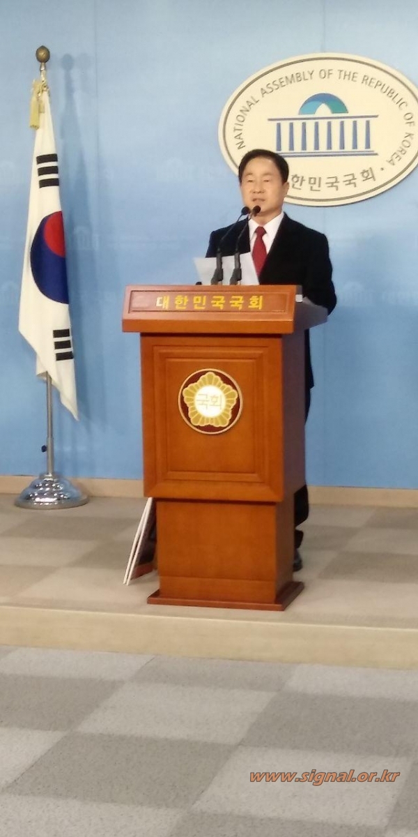 주광덕 자유한국당 의원이 12일 서울 여의도 국회 정론관에서 단독 기자회견을 하고 있다. / 사진=조봉수 기자