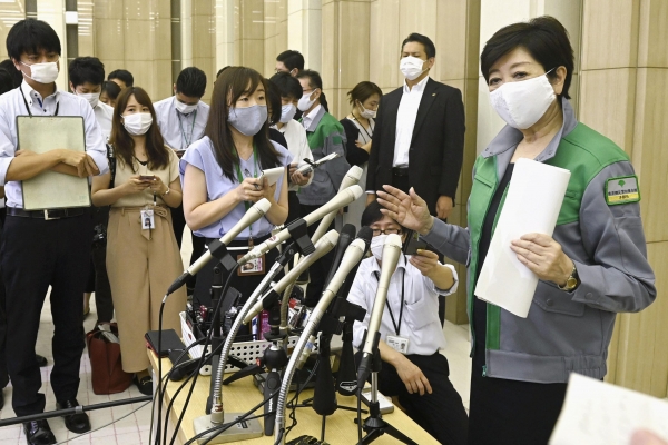 코로나19 확산 경고하는 일본 도쿄도 지사고이케 유리코 일본 도쿄도 지사가 지난달 9일 청사에서 취재진을 통해 신종 코로나바이러스 감염증(코로나19) 확산에 각별한 주의를 기울일 것을 당부하고 있다. / 사진=연합뉴스 