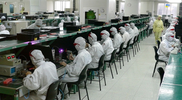 중국 선전의 한 전자회사에서 테스트 작업을 수행중인 직원들의 모습. / 사진 Steve Jurvetson, Menlo Park, USA