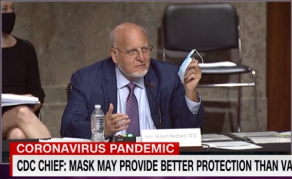 미 의회에서 마스크를 들고 증언하는 레드필드 CDC 국장. / 사진 = CNN 방송화면 캡처