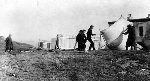1901년 12월 미 뉴펀들랜드주 세인트존스에서 안테나를 들어 올리는데 사용된 연을 올리는 동료들을 보고 있는 길레르모 마르코니. / 사진 = 맥큐어(McClure') 매거진, 1902.