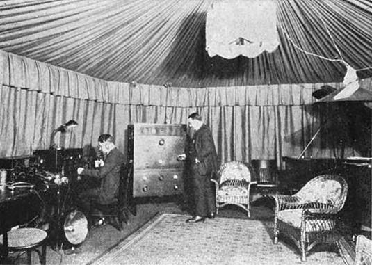 1922년 미 뉴저지 주 로젤 파크에 위치한 RCA 최초의 방송국 WDY 스튜디오 내부 모습. 미 정부 공개문서.