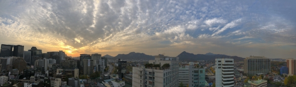 저녁놀에 빛나는 구름떼가 맑은 서울 하늘에 부채처럼 펼쳐져 있다.