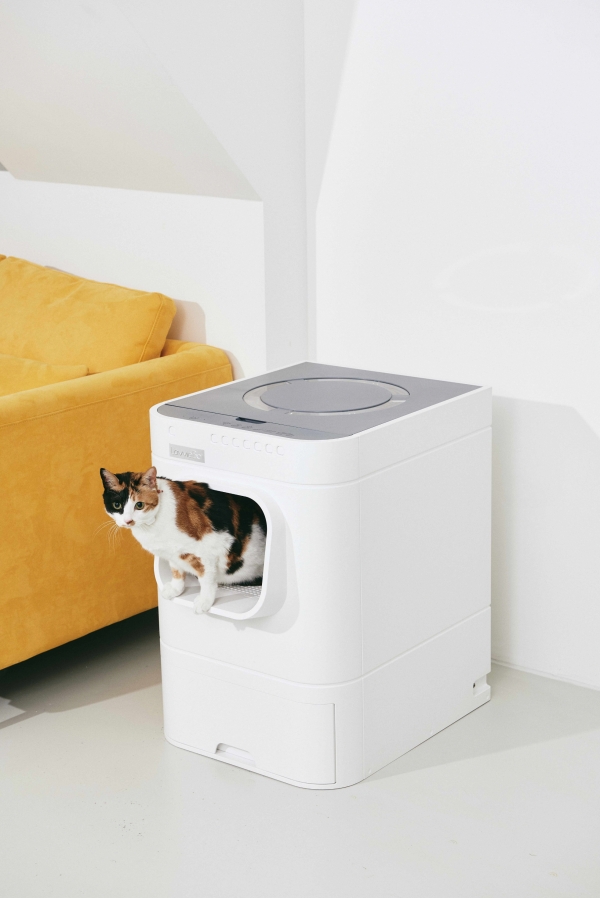 국내에서 선보인 고양이 자동화장실 ‘라비봇2’ / 사진 현대렌탈케어 제공.