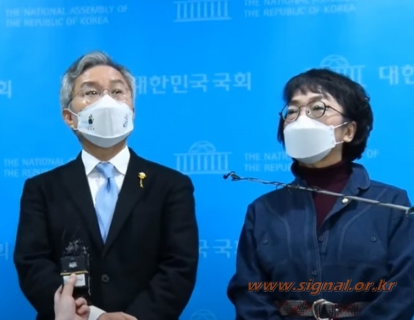 열린민주당 최강욱 대표와 김진애 의원이 11일 국회 소통관에서 검찰청법-법원조직법 일부개정법률안 대표발의 기자회견을 하고 있다.