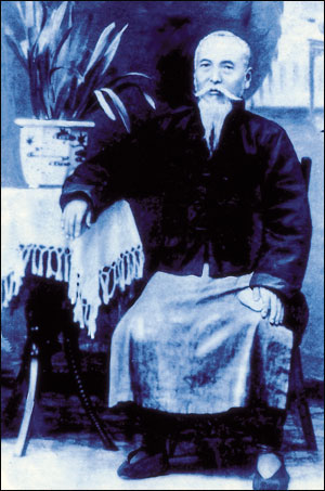 1925년 임시정부 국무령 취임 때 기념 촬영한 석주 이상룡 선생. / 사진=위키백과