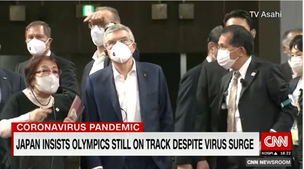 도쿄 올림픽 시설을 살펴보고 있는 바흐 올림픽위원장. / CNN 뉴스룸 캡처 화면