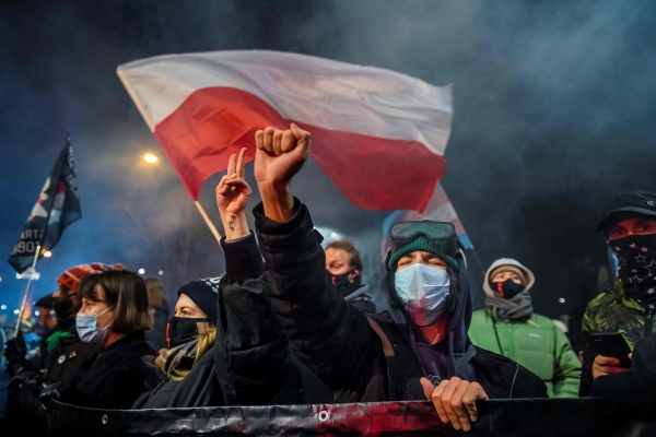 27일 폴란드 헌법재판소의 낙태 전면 금지 판결에 항의하는 시위대가 수도 바르샤바 중심가에서 격렬하게 항의하는 모습. / 사진=연합뉴스