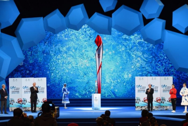 4일 베이징 동계올림픽 성화봉 디자인을 공개하는 중국 올림픽 조직위원회 / 사진=연합뉴스