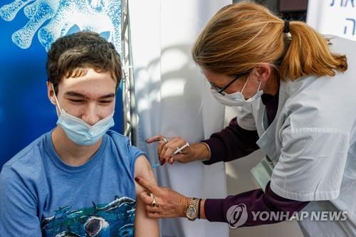 코로나19 백신 접종하는 이스라엘의 18세 청소년. / 사진=연합뉴스