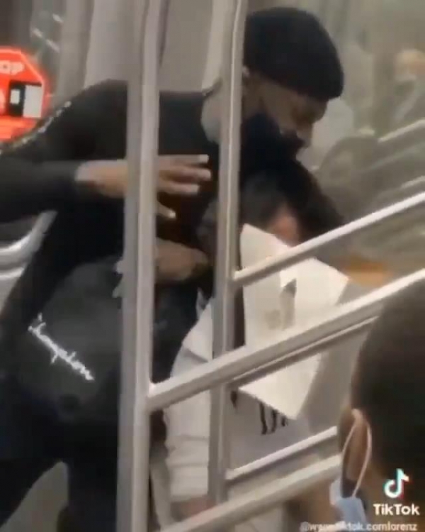 미국 뉴욕 지하철에서 흑인 남성이 아시아계 남성을 마구잡이로 폭행하는 영상. / 사진=연합뉴스