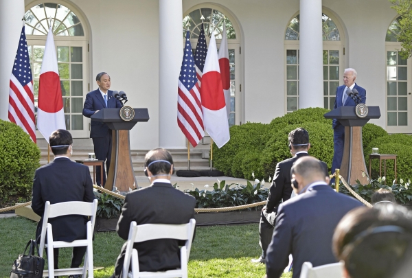 공동 기자회견 하는 바이든과 스가현지시각 16일 오후 조 바이든(오른쪽) 미국 대통령과 스가 요시히데 일본 총리가 미국 워싱턴DC 소재 백악관에서 정상회담을 한 후 공동 기자회견을 하고 있다. / 사진=연합뉴스