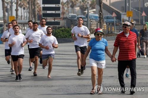 마스크를 벗고 거리에서 운동하는 이스라엘 텔아비브 시민들. / 사진=연합뉴스