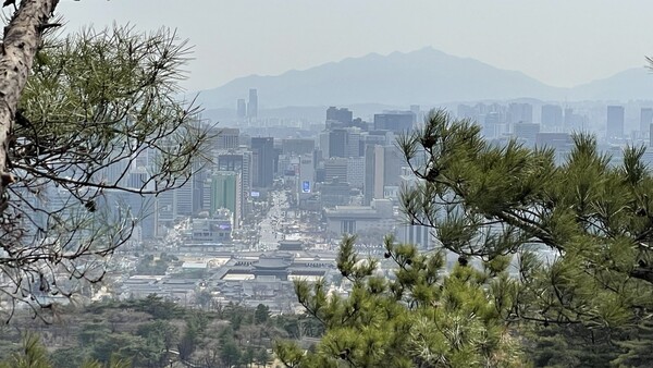  정상에서 바라보는 서울시내.  멀리 관악산과  아래로 경복궁이 보인다